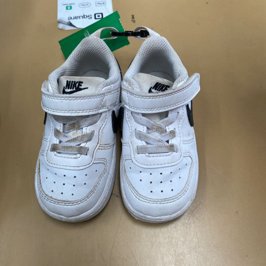 BOYS NIKE SHOES WHITE/BLK 6C