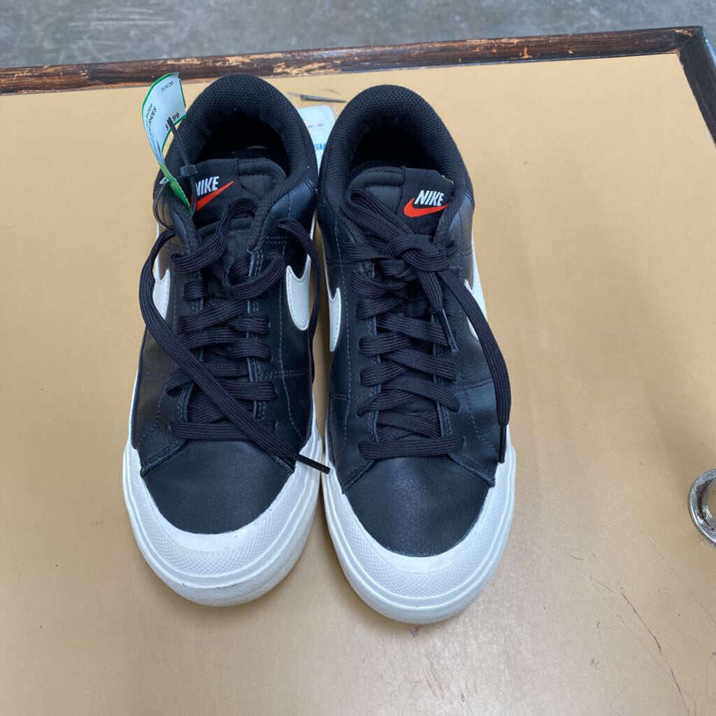 WOMENS NIKE SHOES BLK/WHITE 8