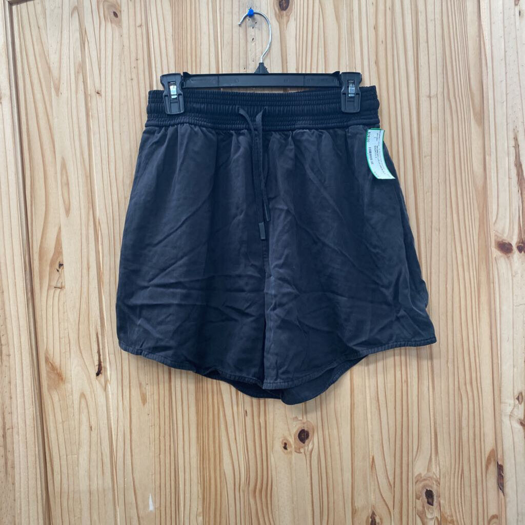 WOMENS LULULEMON BLK SHORTS 6