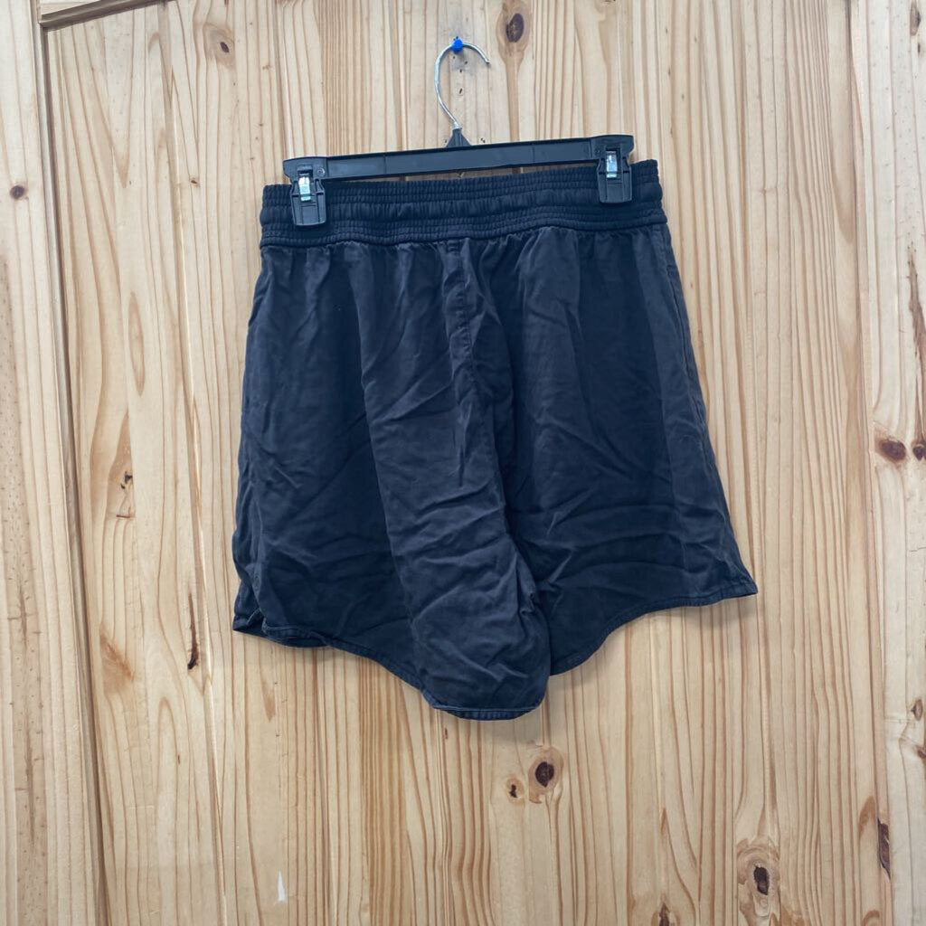 WOMENS LULULEMON BLK SHORTS 6