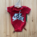 BOYS NIKE AIR JORDAN RED/WHITE/BLK ONESIE 0/3M