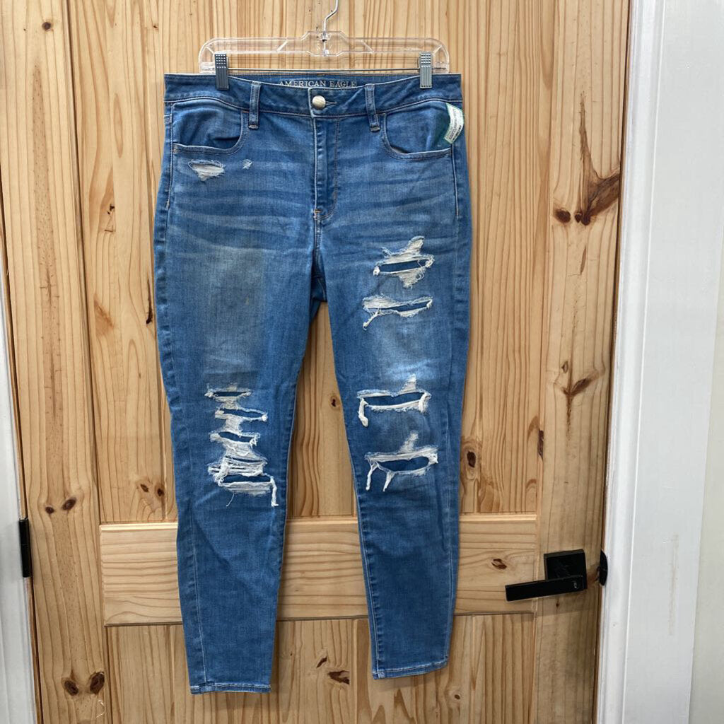 WOMENS AMERICAN EAGLE LT DENIM DIST. JEANS 12 SHORT