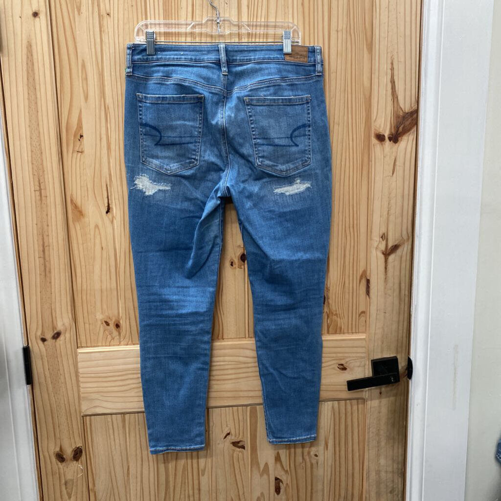 WOMENS AMERICAN EAGLE LT DENIM DIST. JEANS 12 SHORT