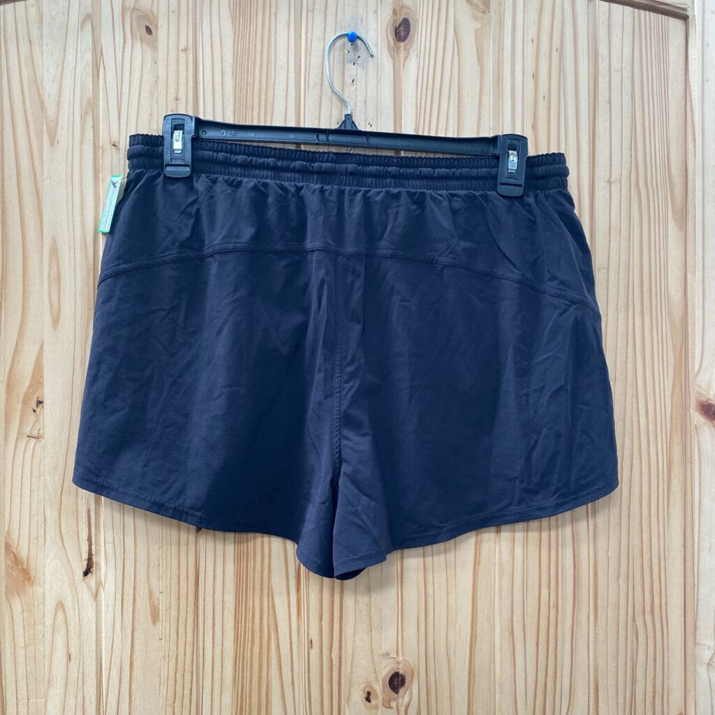 WOMENS LULULEMON SHORTS BLK/WHITE XL?