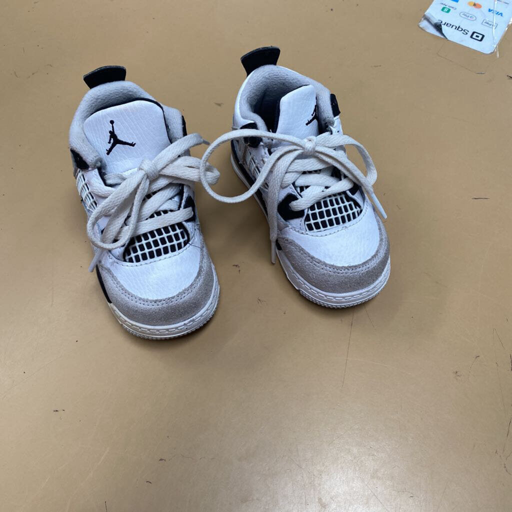 BOYS JORDANS BLK/WHITE/GREY 6C