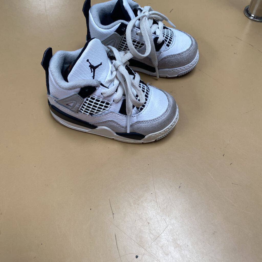BOYS JORDANS BLK/WHITE/GREY 6C