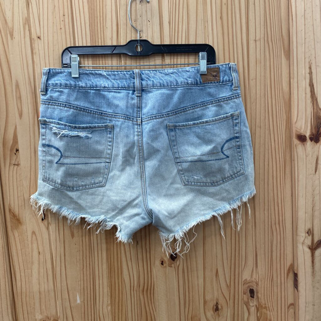 WOMENS AMERICAN EAGLE LT DENIM DIST. SHORTS 12
