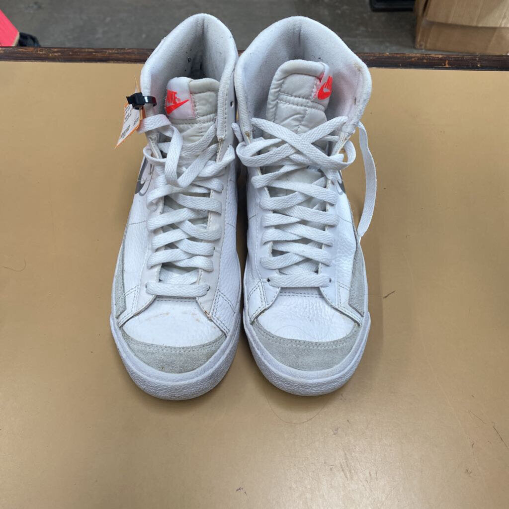 NIKE HIGH TOP SHOES WHITE 5 1/2 YOUTH