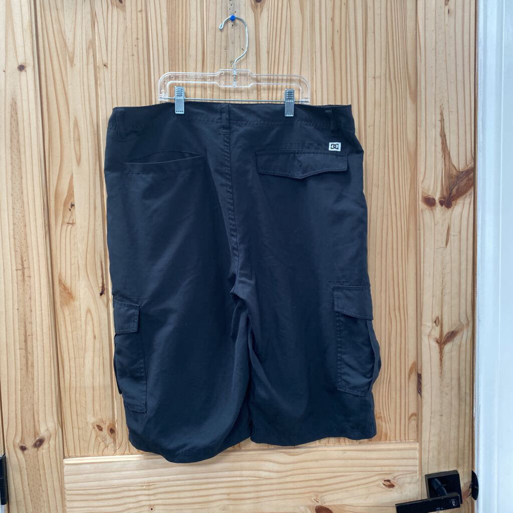 MENS DC BLK SHORTS 36