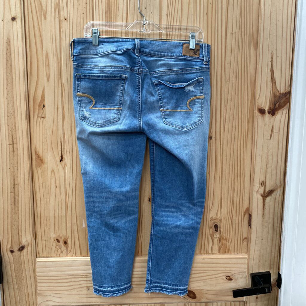 WOMENS AMERICAN EAGLE DENIM DIST. CAPRIS 12