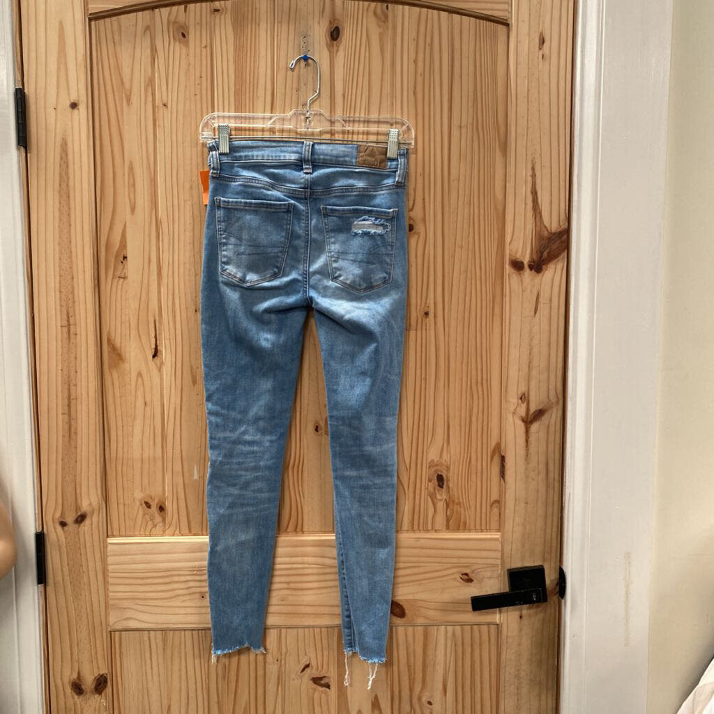 WOMENS AMERICAN EAGLE LT DENIM DIST. JEANS 0 SHORT