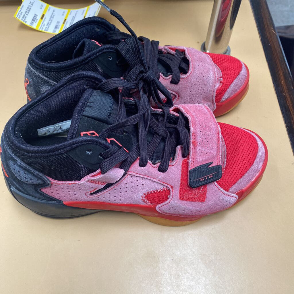 BOYS JORDAN SHOES RED/BLK 5.5Y