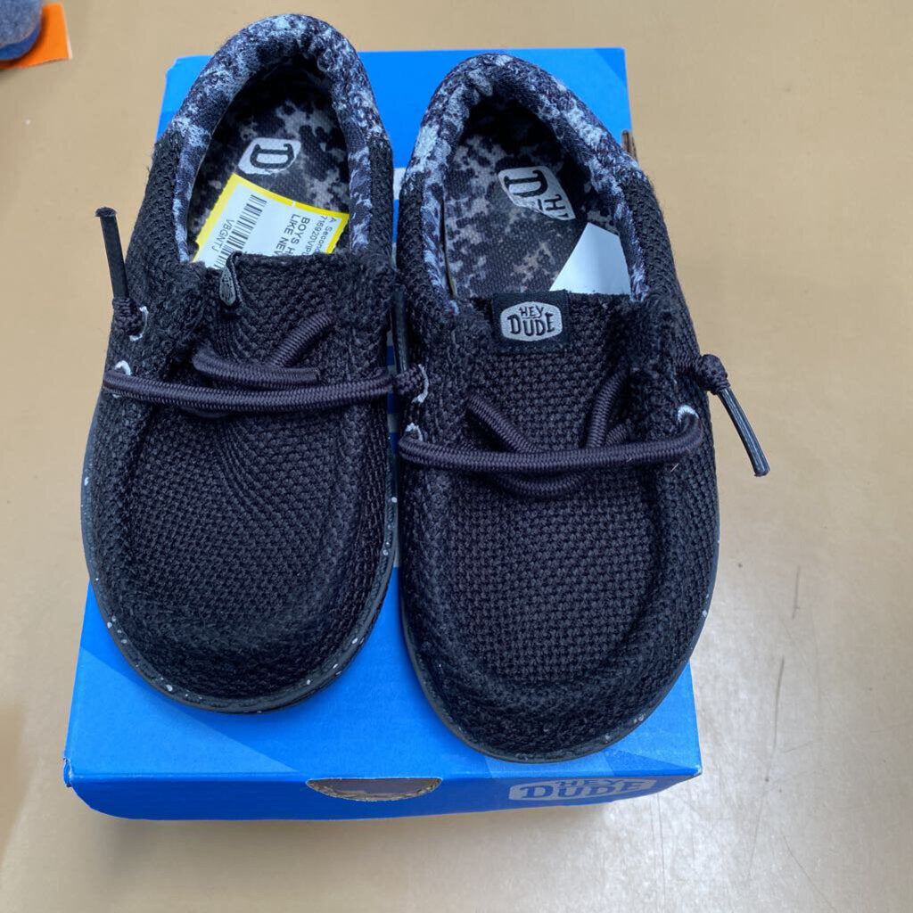 BOYS HEY DUDES BLK/WHITE 8M LIKE NEW