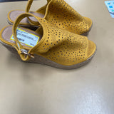 WOMENS REFRESH GOLDEN YELLOW WEDGE SANDALS 6 1/2