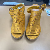 WOMENS REFRESH GOLDEN YELLOW WEDGE SANDALS 6 1/2