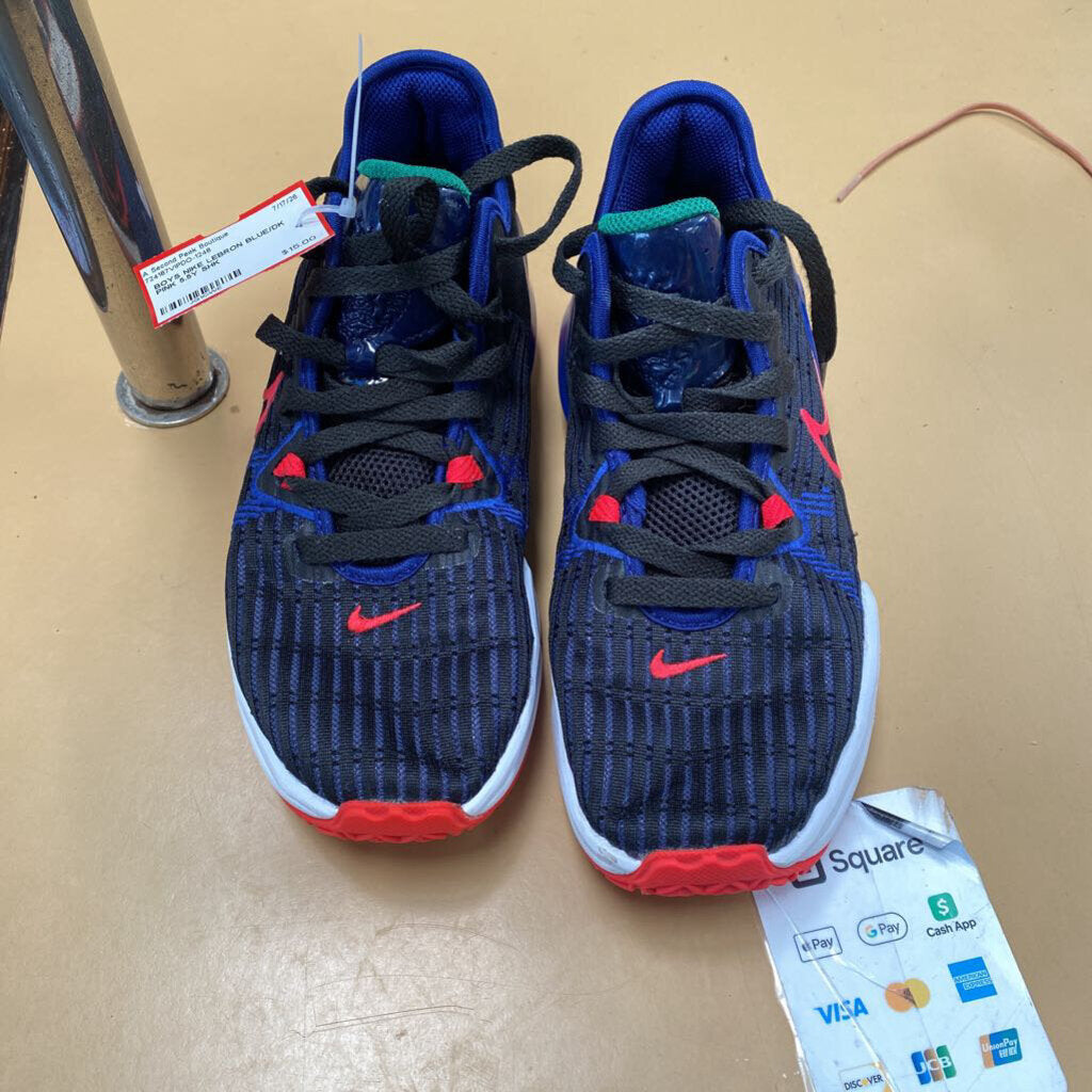 BOYS NIKE LEBRON BLUE/DK PINK 5.5Y