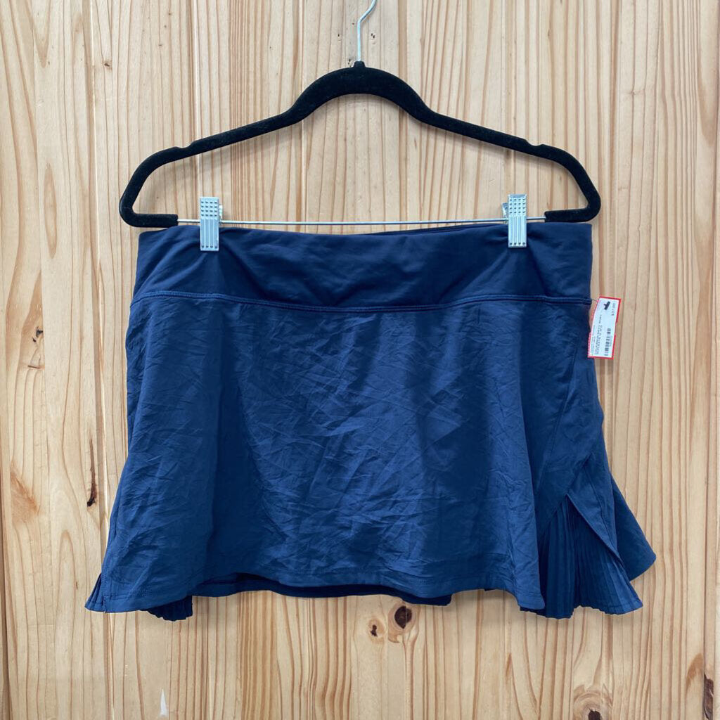 LULULEMON NAVY SKIRT W/PLEATS 12