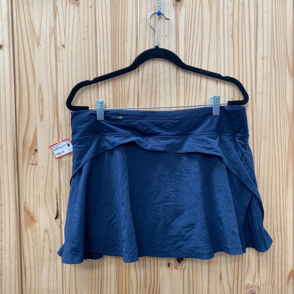 LULULEMON NAVY SKIRT W/PLEATS 12