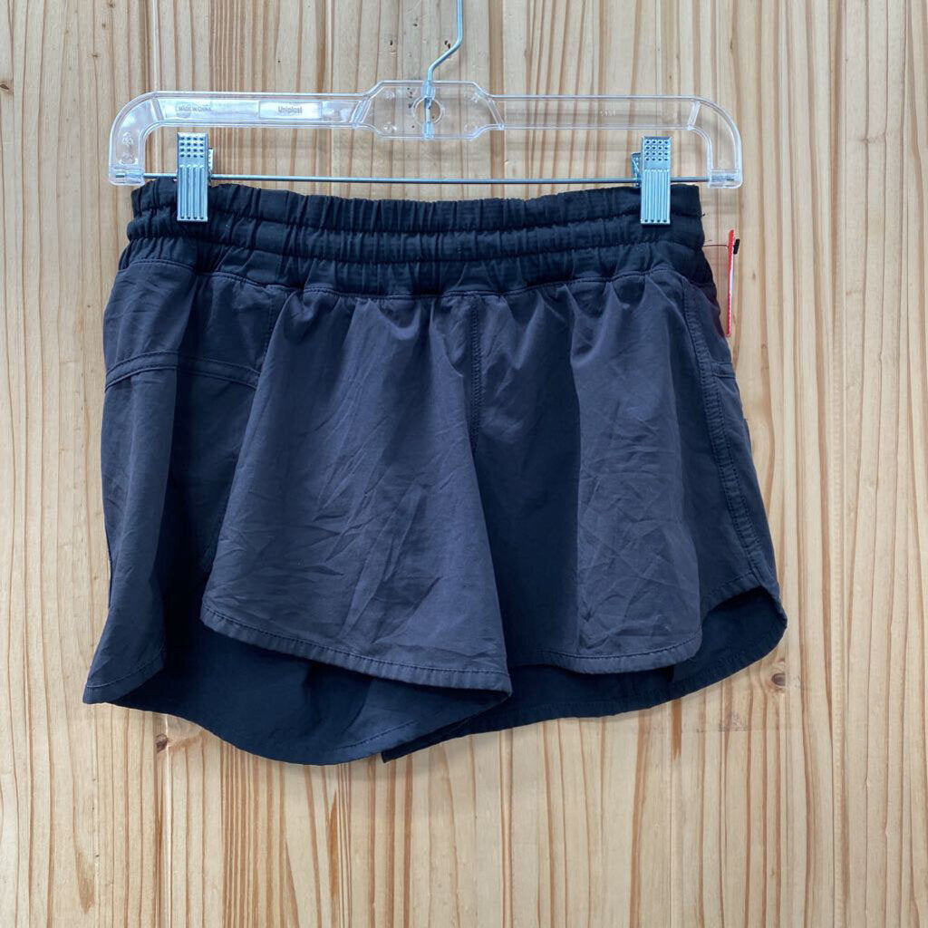 LULULEMON BLK SHORTS 4