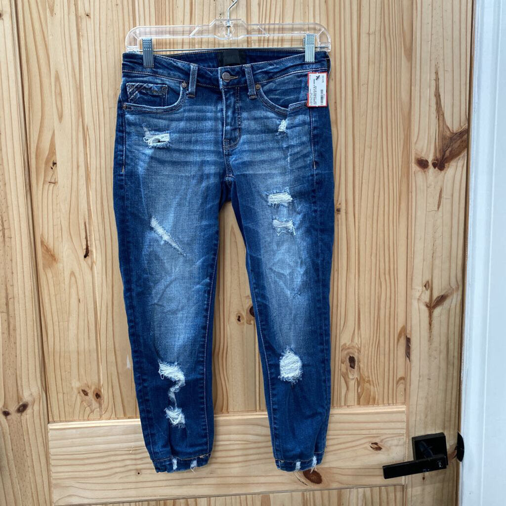WOMENS BUCKLE BLK DENIM DIST. CAPRIS 26
