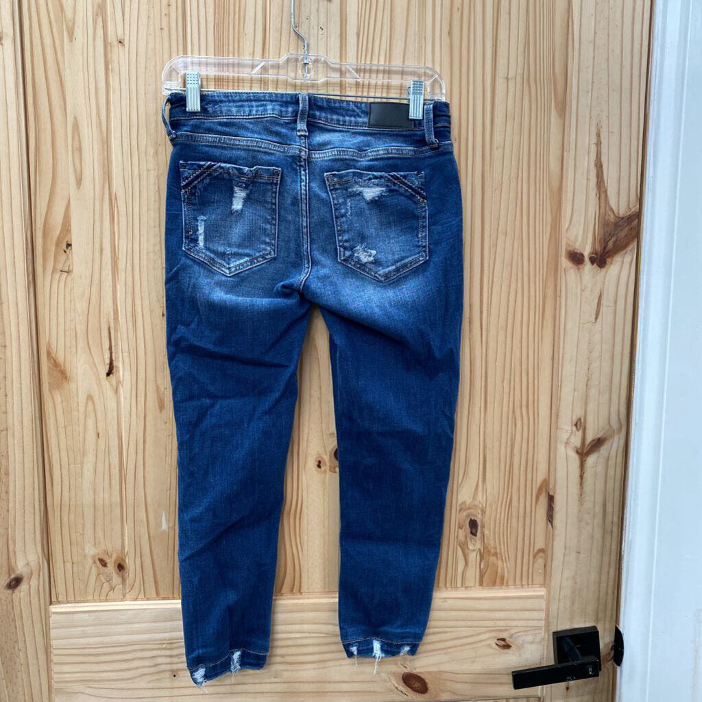 WOMENS BUCKLE BLK DENIM DIST. CAPRIS 26