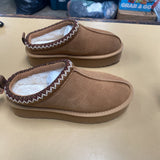 WOMENS DREAM PAIRS CHESTNUT CLOGS 7 NEW